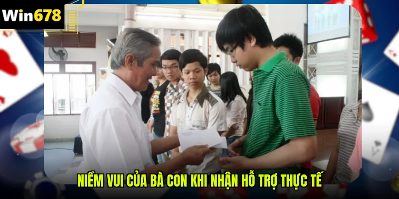 Niềm vui của bà con khi nhận hỗ trợ thực tế