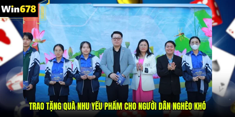 Trao tặng quà nhu yếu phẩm cho người dân nghèo khó